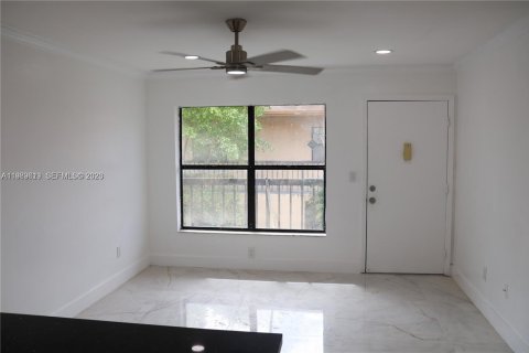 Condominio en alquiler en Hialeah, Florida, 2 dormitorios, 69.68 m2 № 2051684 - foto 3