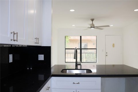 Condominio en alquiler en Hialeah, Florida, 2 dormitorios, 69.68 m2 № 2051684 - foto 13