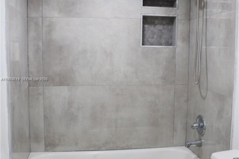Condominio en alquiler en Hialeah, Florida, 2 dormitorios, 69.68 m2 № 2051684 - foto 15