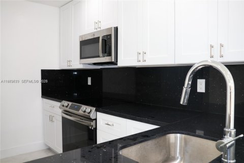 Condominio en alquiler en Hialeah, Florida, 2 dormitorios, 69.68 m2 № 2051684 - foto 2
