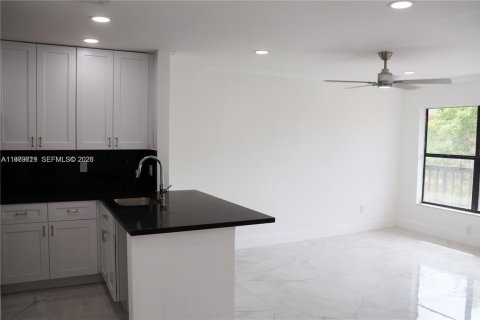 Condominio en alquiler en Hialeah, Florida, 2 dormitorios, 69.68 m2 № 2051684 - foto 7