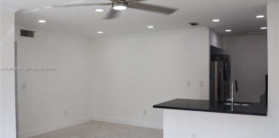 Condominio en Hialeah, Florida, 2 dormitorios  № 2051684