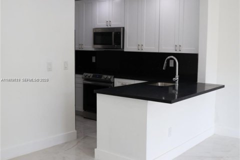 Condominio en alquiler en Hialeah, Florida, 2 dormitorios, 69.68 m2 № 2051684 - foto 8