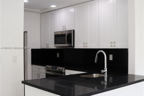 Condominio en alquiler en Hialeah, Florida, 2 dormitorios, 69.68 m2 № 2051684 - foto 9