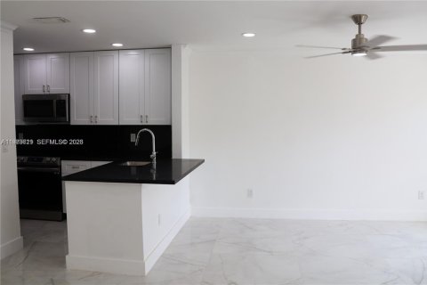 Condominio en alquiler en Hialeah, Florida, 2 dormitorios, 69.68 m2 № 2051684 - foto 6