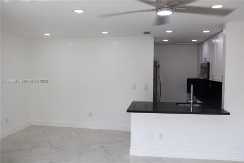 Condominio en alquiler en Hialeah, Florida, 2 dormitorios, 69.68 m2 № 2051684 - foto 11