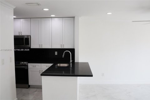 Condominio en alquiler en Hialeah, Florida, 2 dormitorios, 69.68 m2 № 2051684 - foto 12
