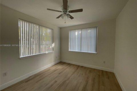 Condominio en alquiler en Miami, Florida, 3 dormitorios, 111.67 m2 № 2044172 - foto 2