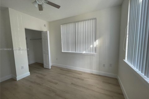 Condominio en alquiler en Miami, Florida, 3 dormitorios, 111.67 m2 № 2044172 - foto 3