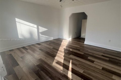 Villa ou maison à louer à Hollywood, Floride: 2 chambres, 79.15 m2 № 1984537 - photo 3