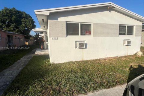 Villa ou maison à louer à Hollywood, Floride: 2 chambres, 79.15 m2 № 1984537 - photo 1