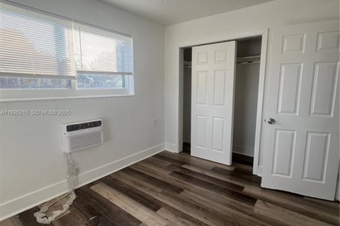 Villa ou maison à louer à Hollywood, Floride: 2 chambres, 79.15 m2 № 1984537 - photo 8