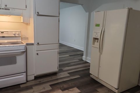 Villa ou maison à louer à Hollywood, Floride: 2 chambres, 79.15 m2 № 1984537 - photo 4