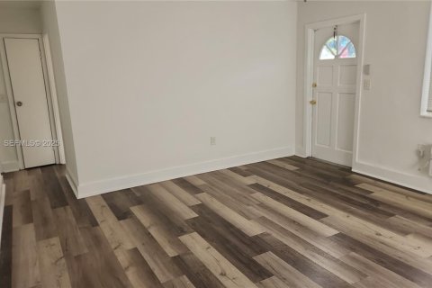 Villa ou maison à louer à Hollywood, Floride: 2 chambres, 79.15 m2 № 1984537 - photo 2