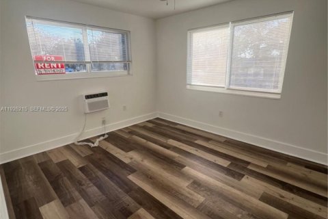 Villa ou maison à louer à Hollywood, Floride: 2 chambres, 79.15 m2 № 1984537 - photo 10