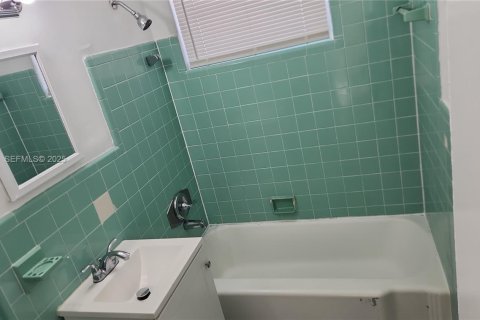 Villa ou maison à louer à Hollywood, Floride: 2 chambres, 79.15 m2 № 1984537 - photo 7