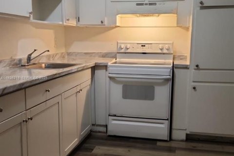 Villa ou maison à louer à Hollywood, Floride: 2 chambres, 79.15 m2 № 1984537 - photo 5