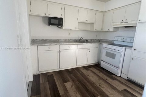 Villa ou maison à louer à Hollywood, Floride: 2 chambres, 79.15 m2 № 1984537 - photo 6