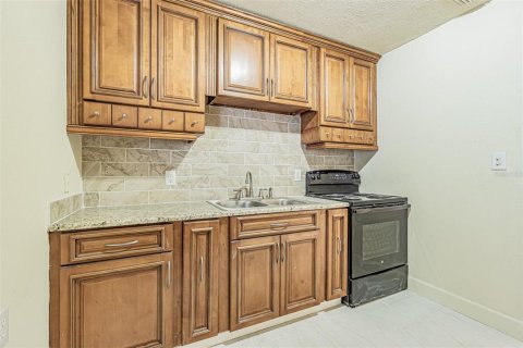 House in Tampa, Florida 2 bedrooms, 74.32 sq.m. № 2258557 - photo 5