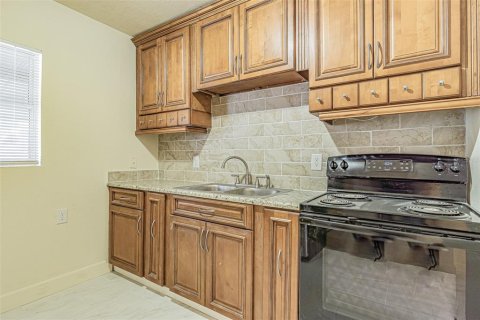 House in Tampa, Florida 2 bedrooms, 74.32 sq.m. № 2258557 - photo 3