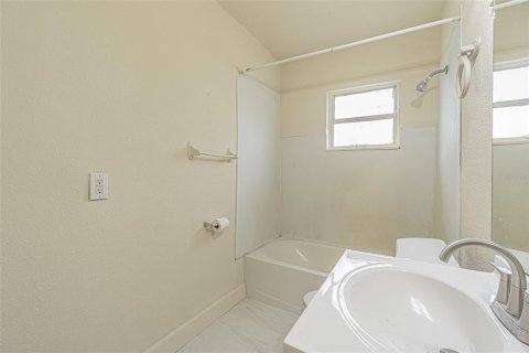 House in Tampa, Florida 2 bedrooms, 74.32 sq.m. № 2258557 - photo 6