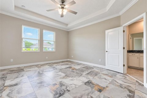 House in Tampa, Florida 5 bedrooms, 356.19 sq.m. № 2426845 - photo 4