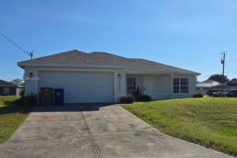 Снять в аренду виллу или дом в Лихай-Эйкерс, Флорида 3 спальни, № 1954713 - фото 1