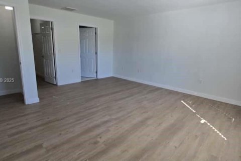 Снять в аренду виллу или дом в Лихай-Эйкерс, Флорида 3 спальни, № 1954713 - фото 4