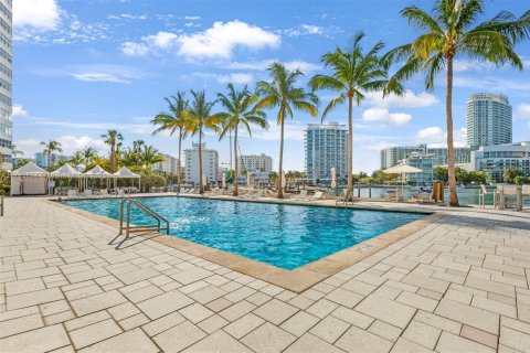 Condo in Miami Beach, Florida, 2 bedrooms № 1959991 - photo 12
