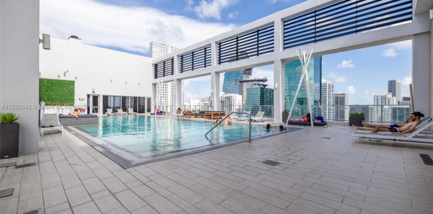 Condominio en Miami, Florida, 1 dormitorio  № 2060030