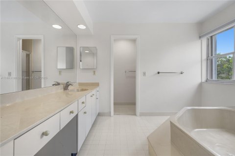 Touwnhouse à vendre à Miami, Floride: 2 chambres, 155.33 m2 № 1897624 - photo 14