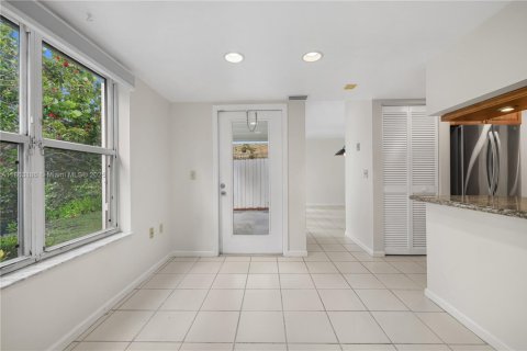 Touwnhouse à vendre à Miami, Floride: 2 chambres, 155.33 m2 № 1897624 - photo 11