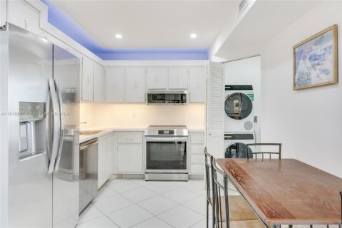 Condo in Surfside, Florida, 2 bedrooms  № 1708377 - photo 18