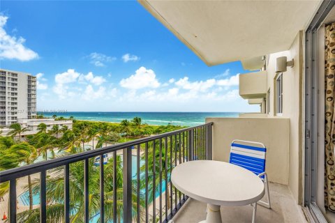 Condo in Surfside, Florida, 2 bedrooms  № 1708377 - photo 14