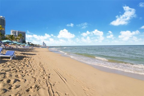 Condo in Surfside, Florida, 2 bedrooms  № 1708377 - photo 8