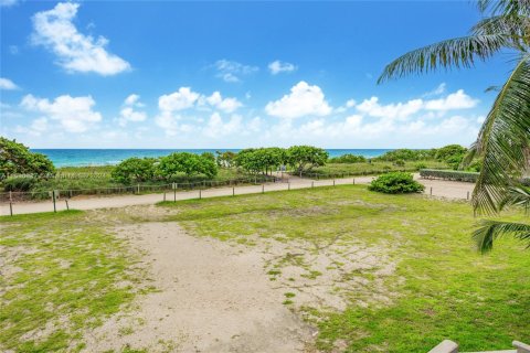 Condo in Surfside, Florida, 2 bedrooms  № 1708377 - photo 9