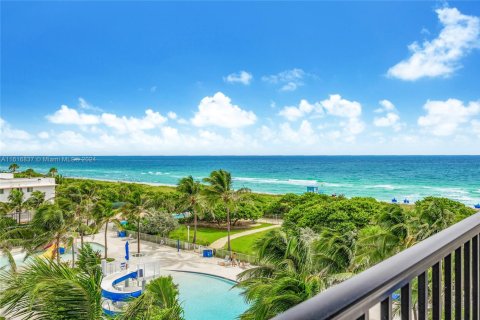 Condo in Surfside, Florida, 2 bedrooms  № 1708377 - photo 1