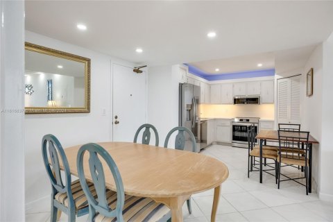 Condo in Surfside, Florida, 2 bedrooms  № 1708377 - photo 17