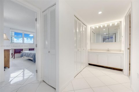 Condo in Surfside, Florida, 2 bedrooms  № 1708377 - photo 20