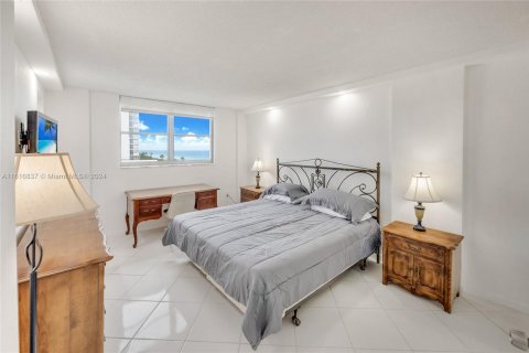 Condo in Surfside, Florida, 2 bedrooms  № 1708377 - photo 19