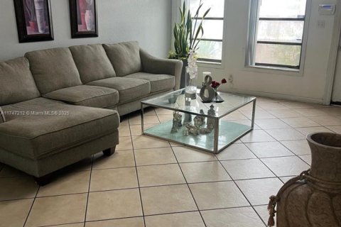 Condo in Coral Springs, Florida, 3 bedrooms  № 2018438 - photo 9