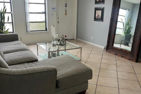 Condo in Coral Springs, Florida, 3 bedrooms  № 2018438 - photo 11