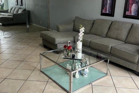 Condo in Coral Springs, Florida, 3 bedrooms  № 2018438 - photo 10