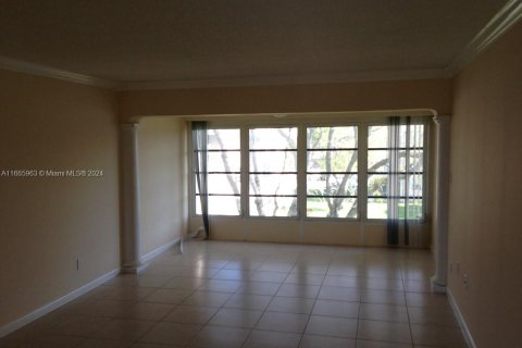 Condominio en venta en Tamarac, Florida, 1 dormitorio, 61.32 m2 № 2016003 - foto 2