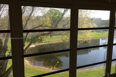 Condominio en Tamarac, Florida, 1 dormitorio  № 2016003