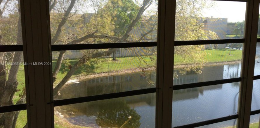 Condominio en Tamarac, Florida, 1 dormitorio № 2016003