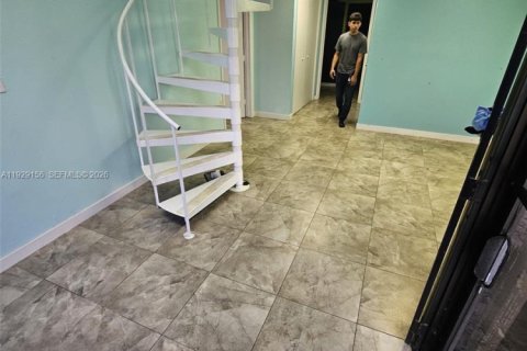 Commercial property in Hialeah, Florida № 1987371 - photo 3