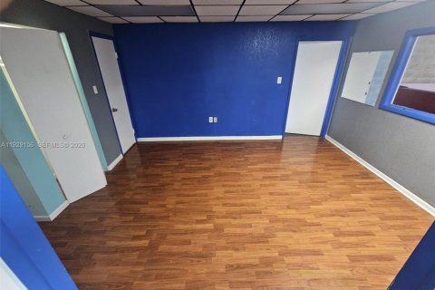 Commercial property in Hialeah, Florida № 1987371 - photo 6