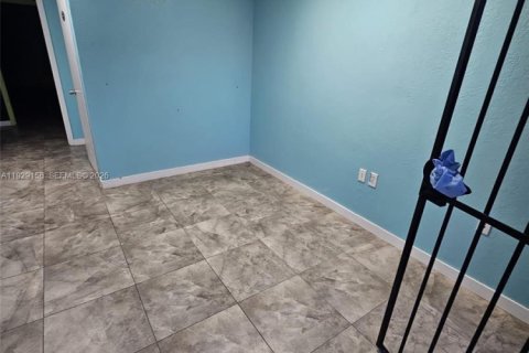 Commercial property in Hialeah, Florida № 1987371 - photo 11