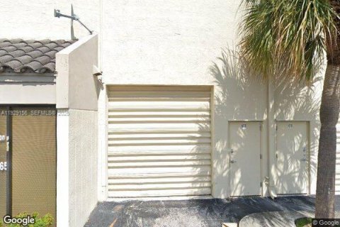 Propiedad comercial en venta en Hialeah, Florida № 1987371 - foto 1